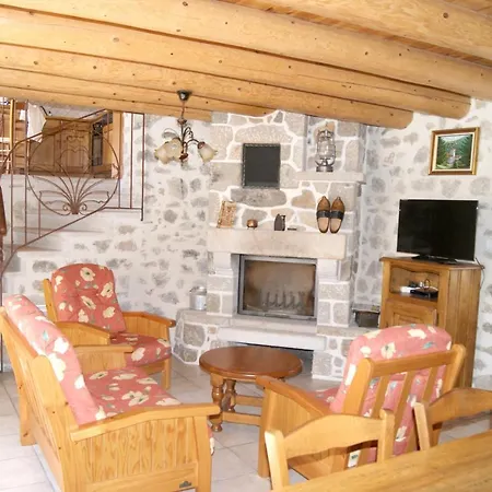 Holiday home Maison De 3 Chambres Avec Jardin Clos A Pal De Senouire Saint-Pal-de-Senouire